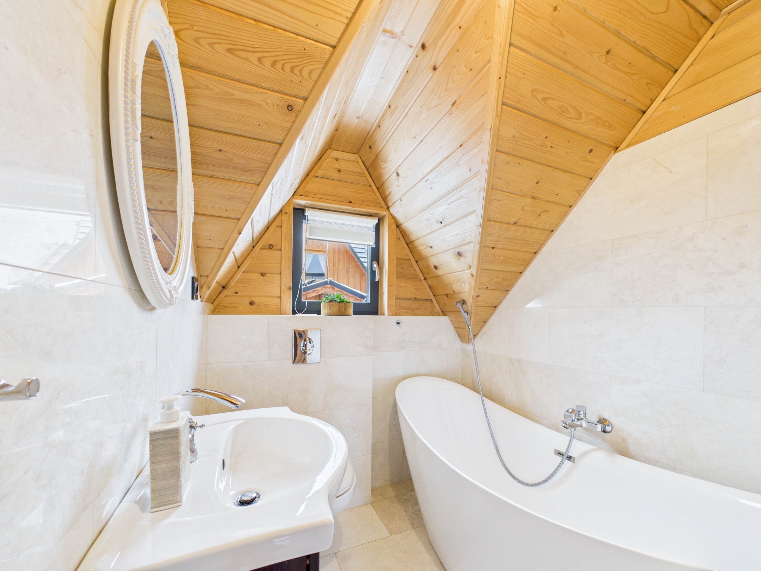 CAM05293G0-PR0024-STILL023