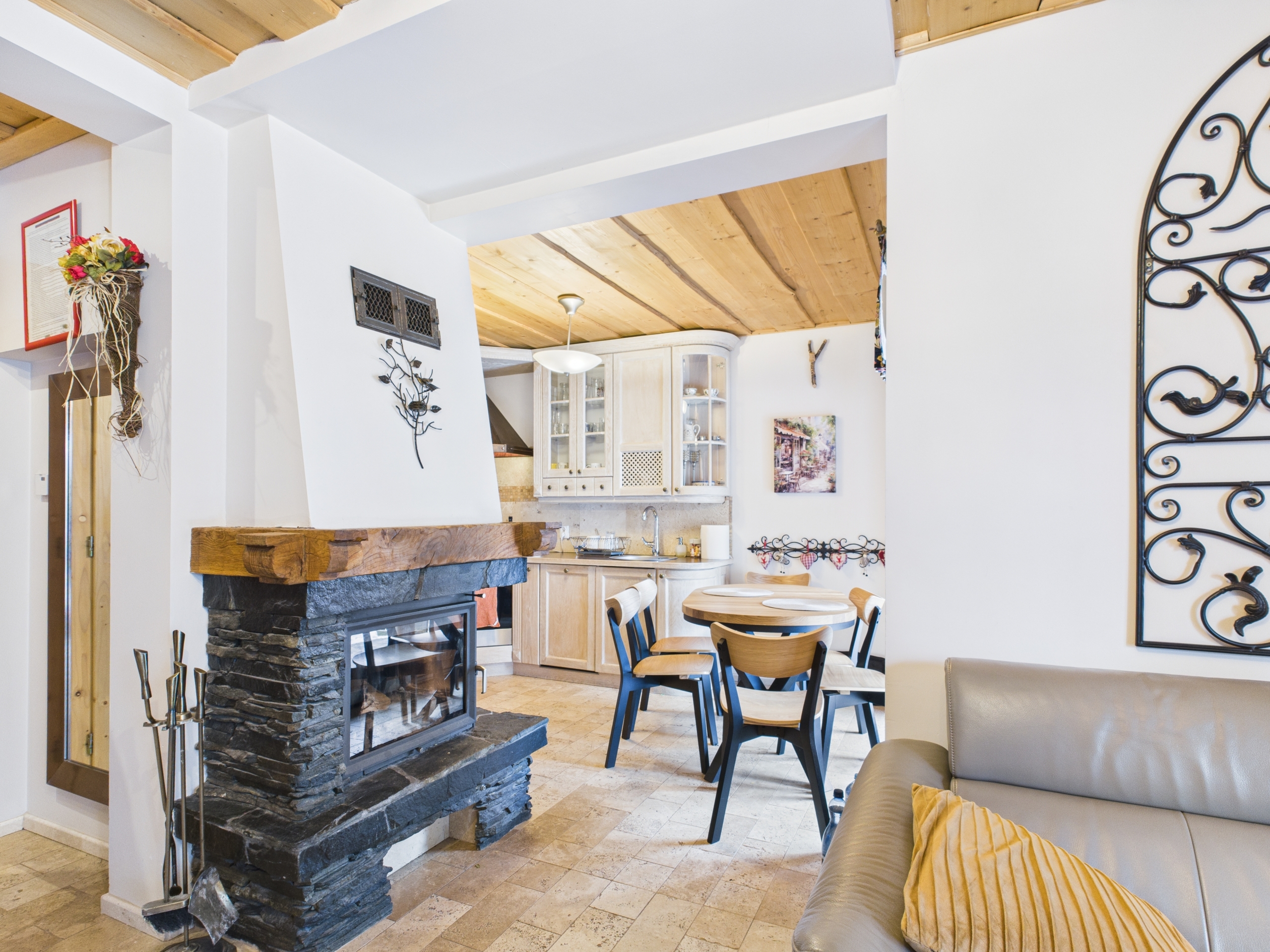 CAM05293G0-PR0024-STILL036